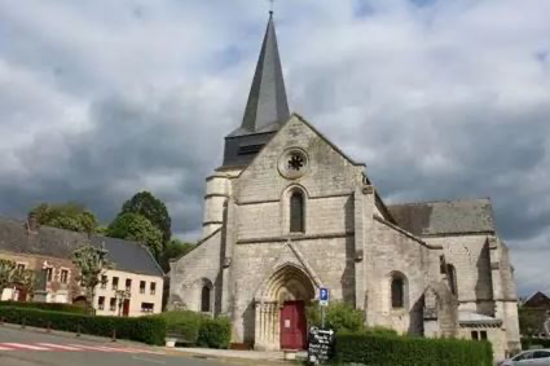 Église Notre-Dame — links het Kunstenhuis